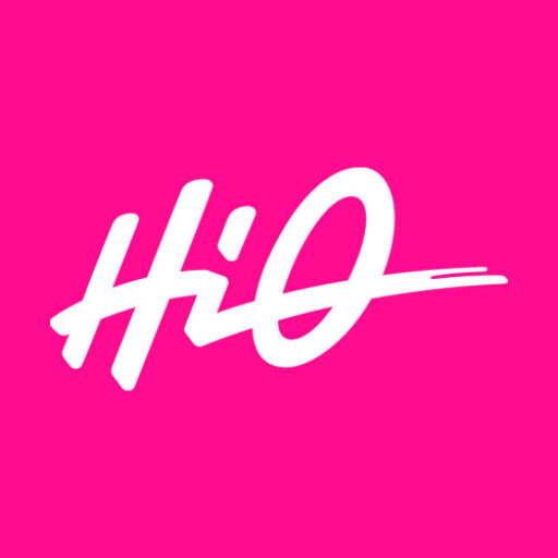 Das weiße, handschriftlich wirkende „HiQ“-Logo steht zentriert auf einem kräftig pinken Hintergrund und wirkt wie ein dynamischer Schriftzug mit langem Ausstrich.
